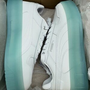 PUMA Carina Street Iced Womens Sneakers size
7 brand new in box send best offer